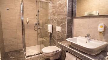 Deluxe-Dreibettzimmer | Badezimmer | Dusche, Haartrockner, Handtücher, Seife