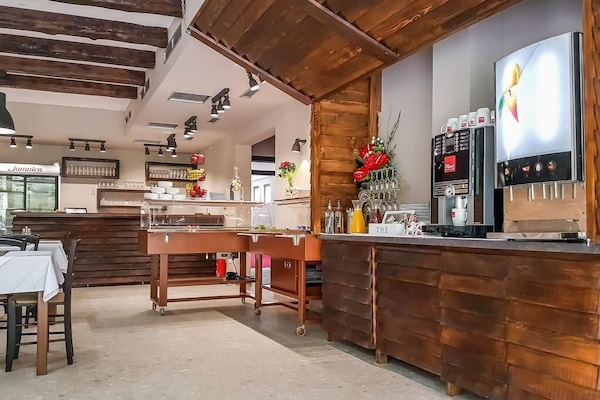 Sarapan prasmanan setiap hari (EUR 12 per orang)