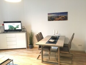 อพาร์ทเมนท์ (Atze) | บริเวณนั่งเล่น | ทีวีจอแอลอีดี 120 ซม. พร้อมช่องเคเบิล, ทีวี