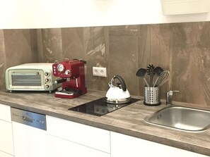 Departamento (Atze) | Cocina privada | Refrigerador con congelador, parrilla de estufa y lavavajillas 