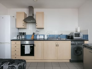 Apartment | Eigene Küche | Großer Kühlschrank, Mikrowelle, Ofen, Herdplatte
