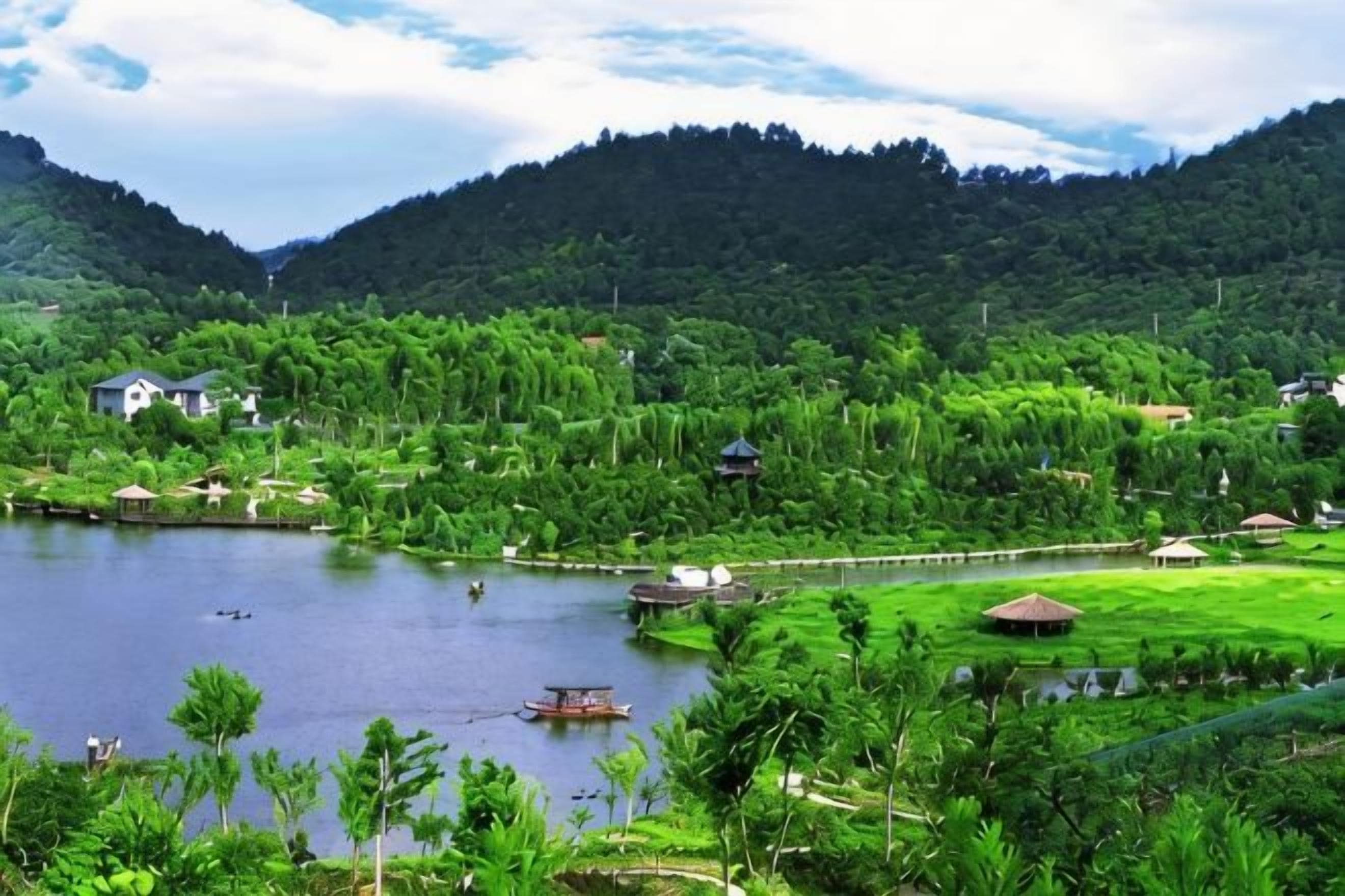 Un tranquillo scenario con un lago, un gazebo, una piccola barca e una vegetazione rigogliosa.