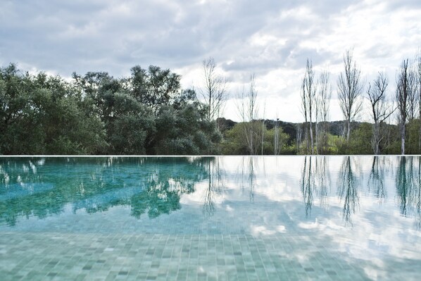 Außenpool (je nach Saison geöffnet), Sonnenschirme, Liegestühle