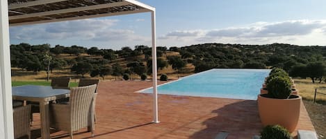 Vila, 3 quartos, piscina particular | Terraço/pátio