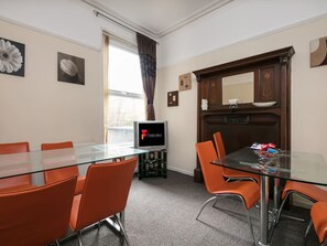 Maison en rangée de base | Repas dans la chambre