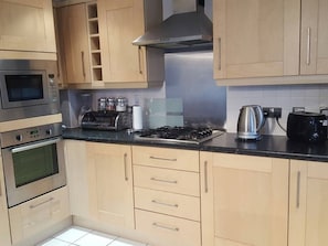 Appartement exécutif | Cuisine privée | Réfrigérateur grande capacité avec congélateur, four à micro-ondes