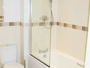 Executive Apartment | Bathroom | Towels, soap, toilet paper