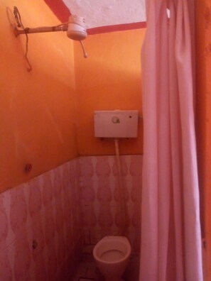 Yhden hengen huone | Kylpyhuone | Suihku, sadesuihkupää, pyyhkeet, saippua