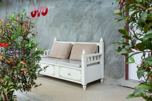 Lobby sitting area - OYO 749 Baan Suan Resort (San Kamphaeng)