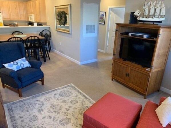 Condo (221-06 Woodlands Way (Crow Creek)) | Living room