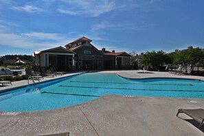 公寓式客房 (221-06 Woodlands Way (Crow Creek)) | 泳池 | 室外游泳池