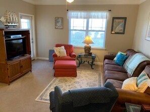 Condo (221-06 Woodlands Way (Crow Creek)) | Living room