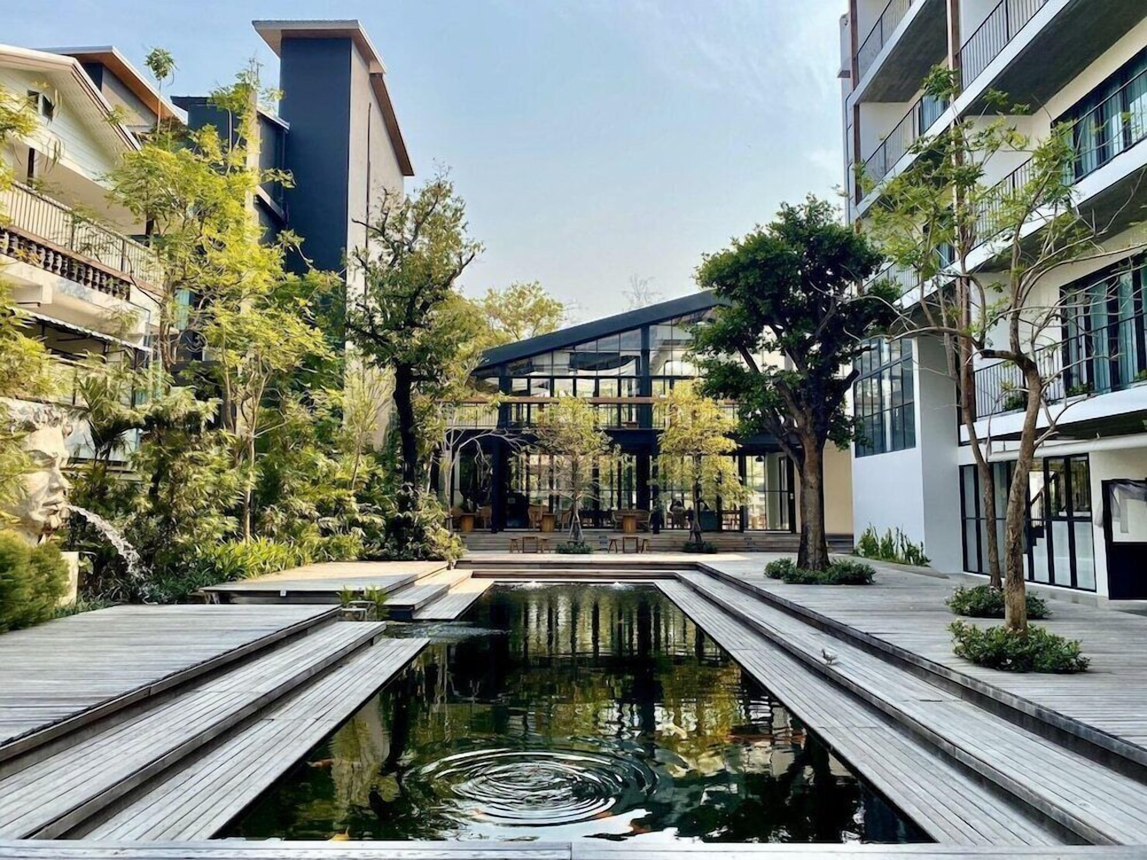 สระว่ายน้ำ