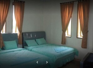 Free WiFi, bed sheets - Suite Pakar Hotel (Berastagi)