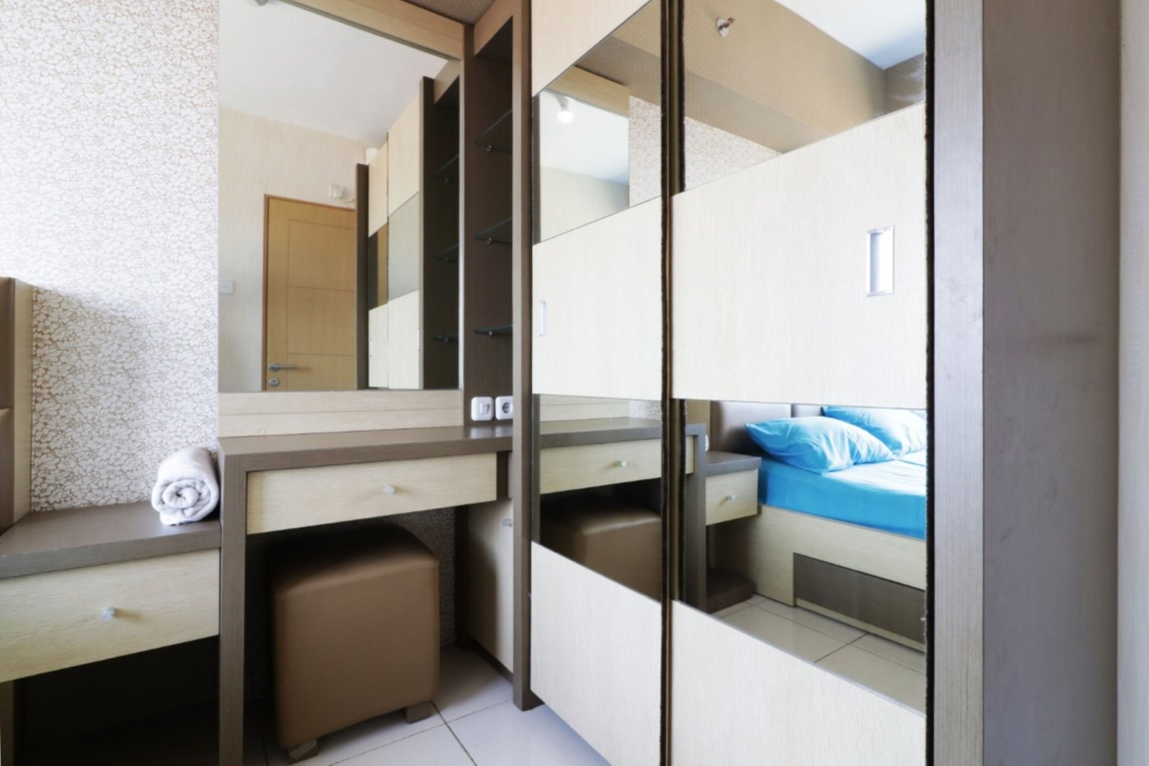 客房 | 办公桌、床单