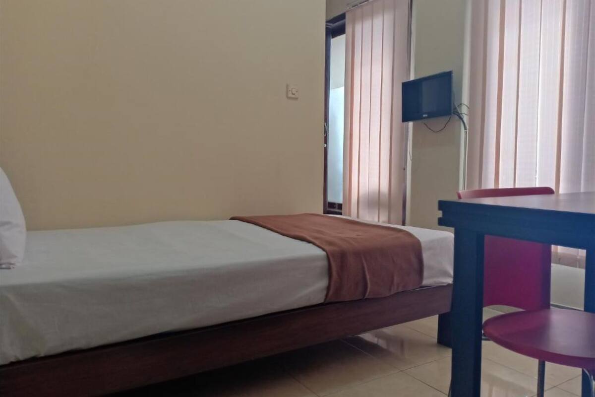 Single Room | Desk, WiFi (free), bed sheets