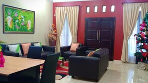 Lobby sitting area - Seven Wells Guesthouse (Manado)