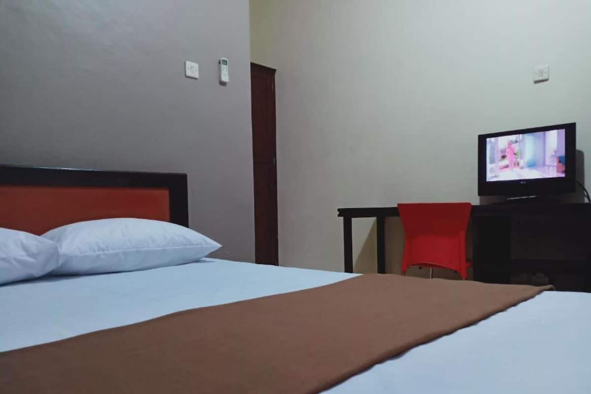 Standard Double or Twin Room | Desk, WiFi (free), bed sheets