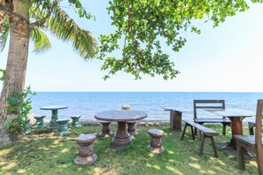 Sit by the water and enjoy the tranquil atmosphere in this shaded seating area.
