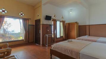 Family Suite | Desk, free WiFi, bed sheets