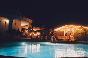 Piscina externa, espreguiçadeiras