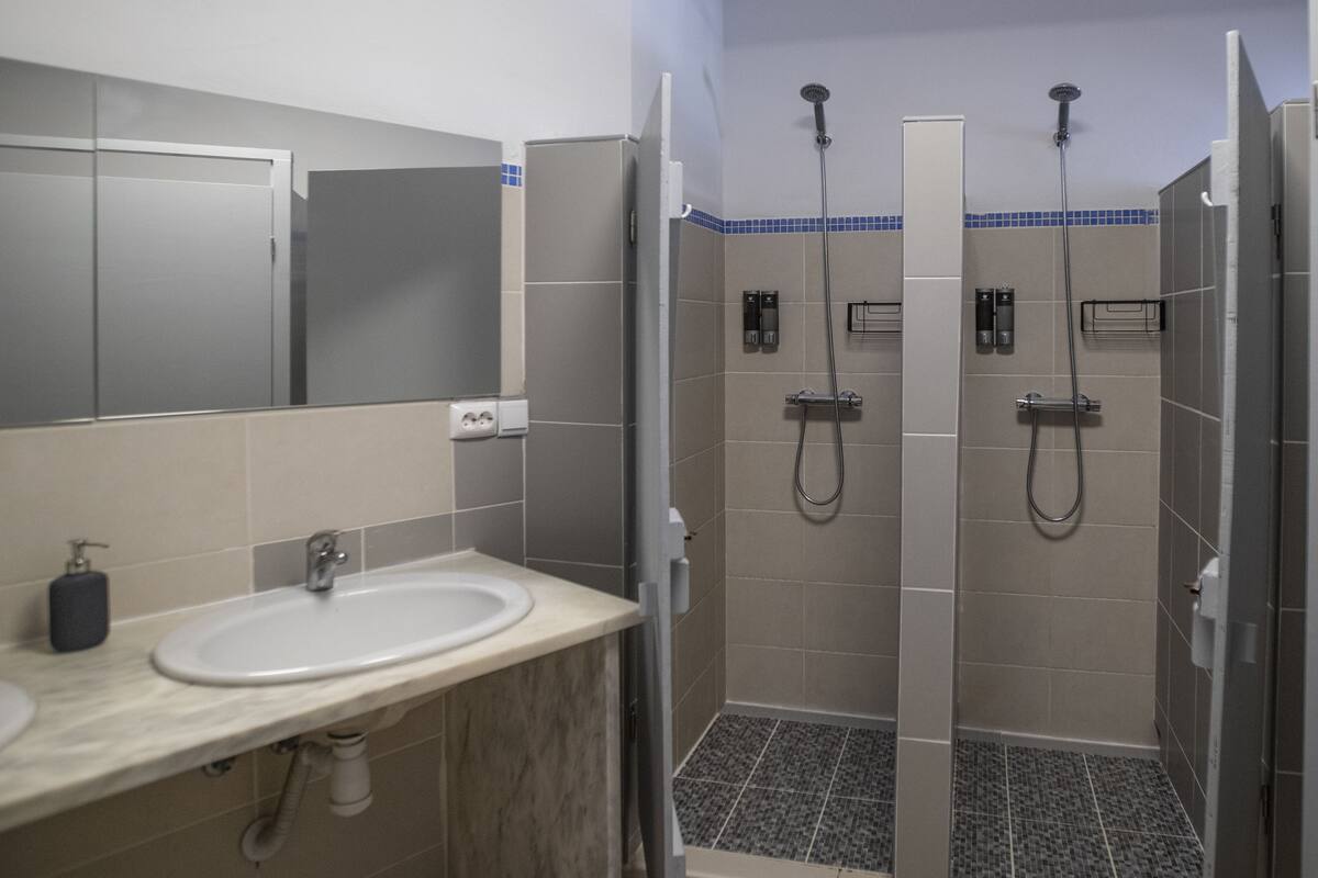 Chuveiro, produtos de toalete grátis, secador de cabelo