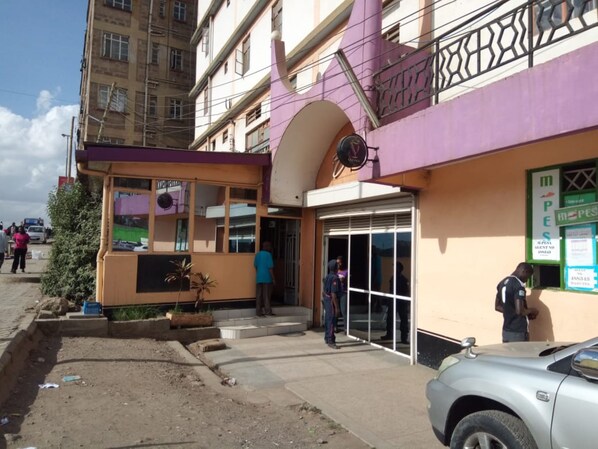 Property entrance - Maates Hotel (Nairobi)