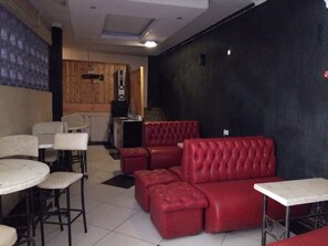 Lobby-lounge
