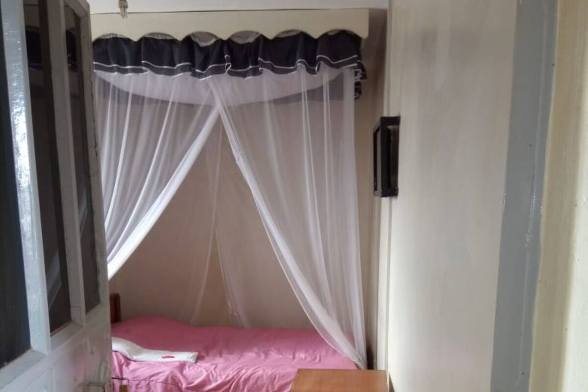 Escritorio, tabla de planchar con plancha, wifi gratis y ropa de cama 