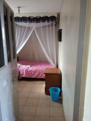 Desk, iron/ironing board, free WiFi, bed sheets - Maates Hotel (Nairobi)