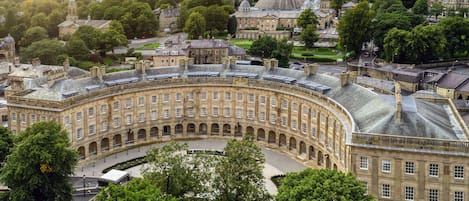Un edificio histórico con fachada curva, varios arcos y un patio central.