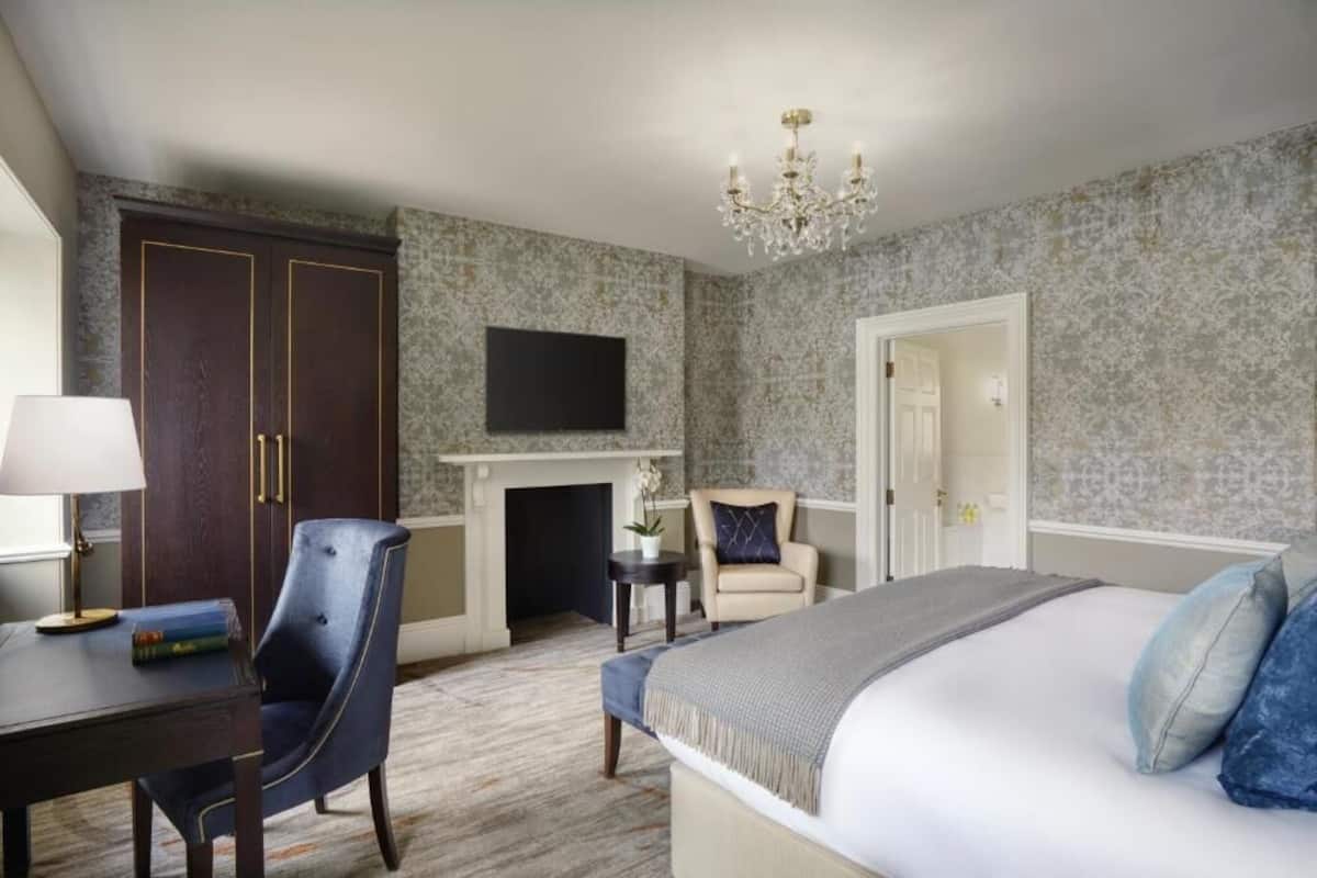 Crescent Room- includes spa access | 1 bedroom, in-room safe, individually decorated, individually furnished