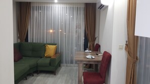 Suite Deluxe | Zona de estar | Una televisión LED