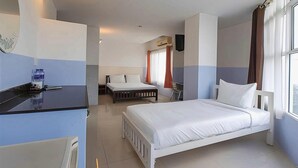 A hotel room with a bed, a desk, a chair, and a window. - Ratchada 17 Place (Bangkok)