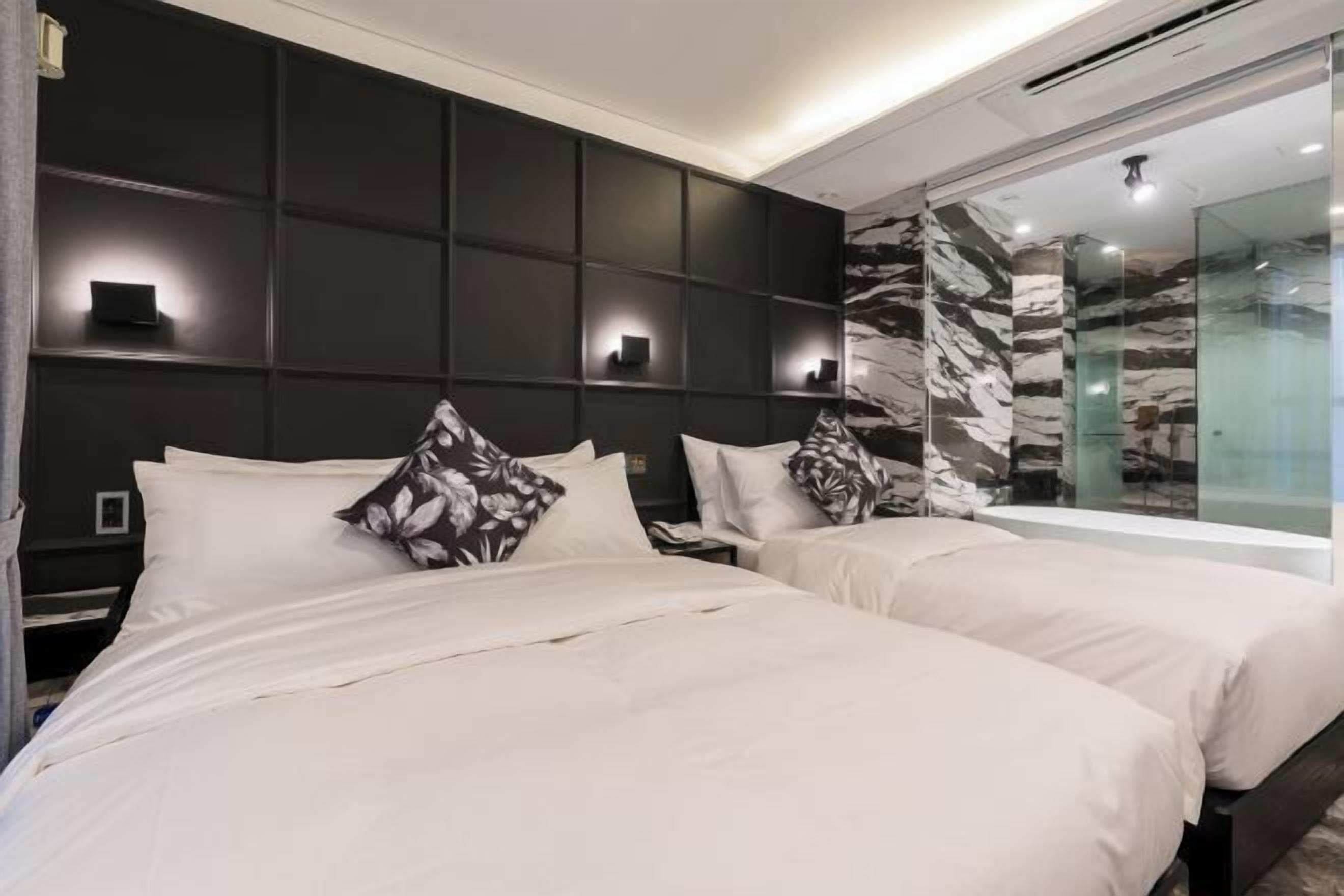 羽毛の掛け布団、遮光カーテン、防音設備、アイロン / アイロン台