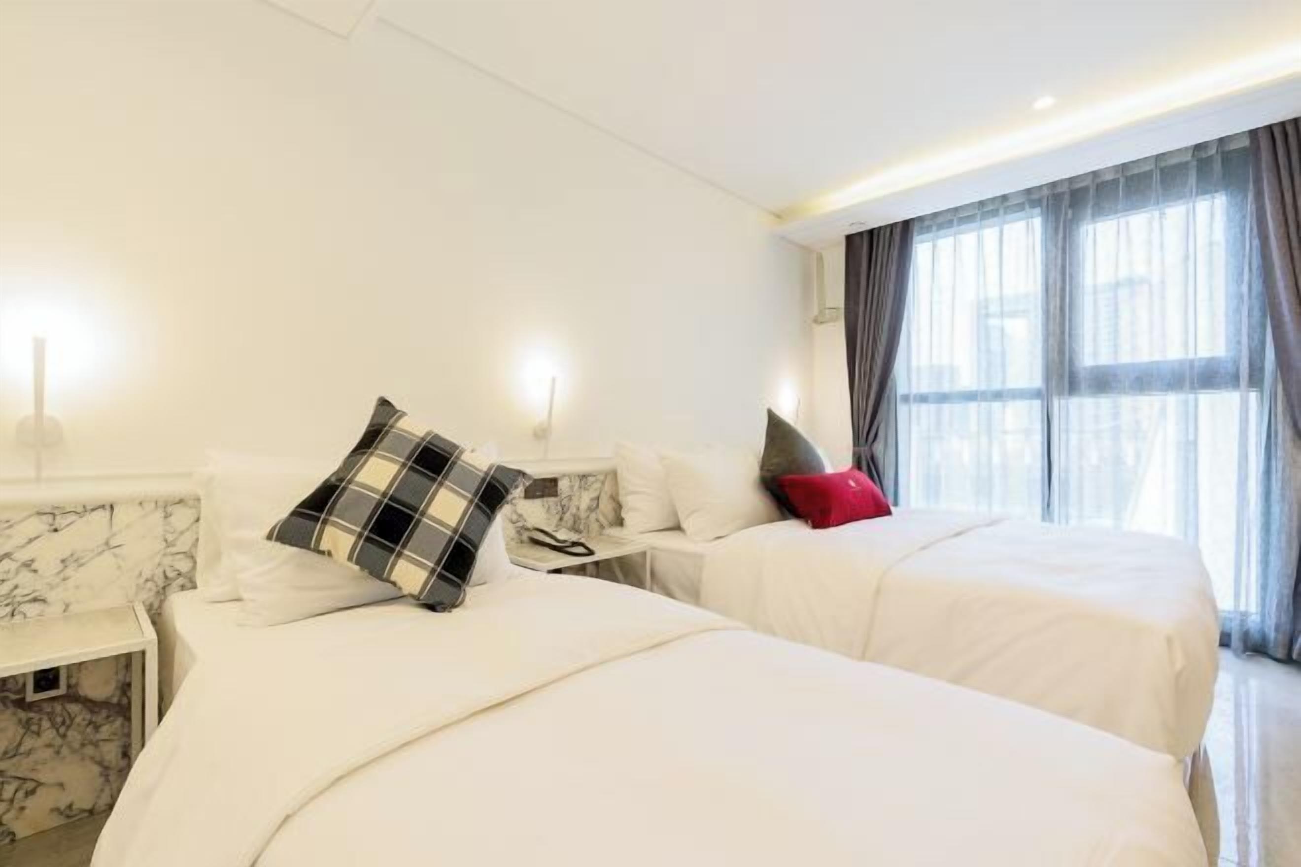 羽毛の掛け布団、遮光カーテン、防音設備、アイロン / アイロン台