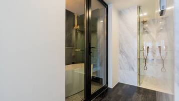 Habitación Premium doble | Baño | Bañera y ducha independientes, secador de pelo, albornoces y zapatillas