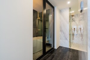 Premium tweepersoonskamer | Badkamer | Een aparte badkuip en douche, een haardroger, badjassen, pantoffels