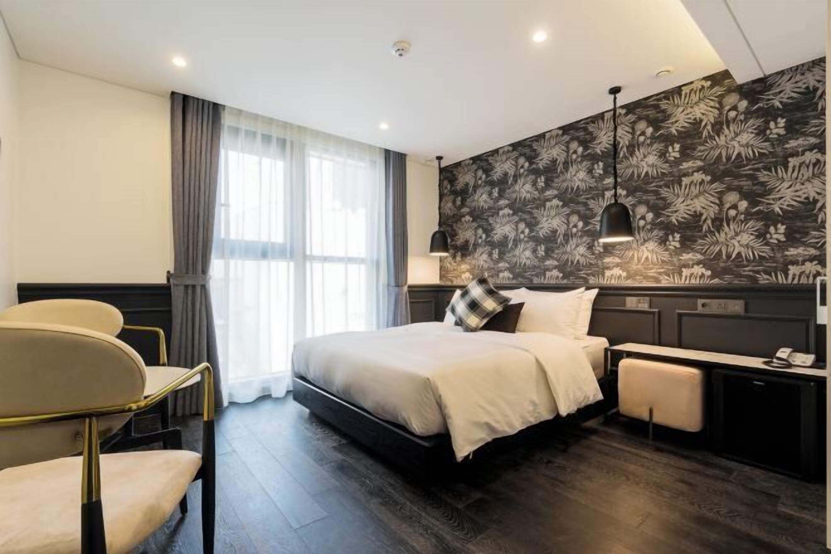 羽毛の掛け布団、遮光カーテン、防音設備、アイロン / アイロン台