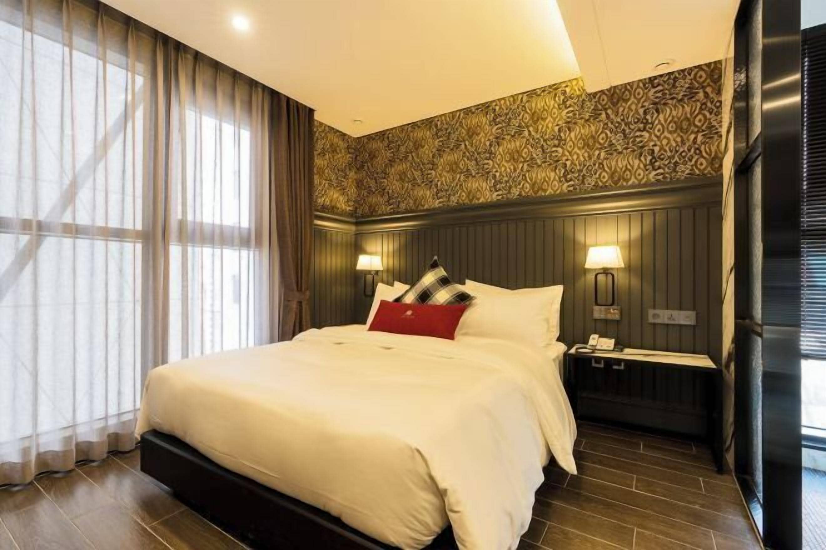 羽毛の掛け布団、遮光カーテン、防音設備、アイロン / アイロン台