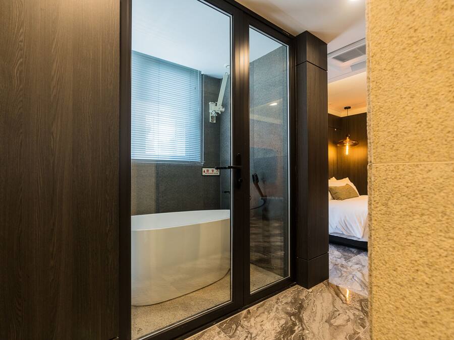 Premium Double Room (Breakfast & Ice Americano included) | Living area