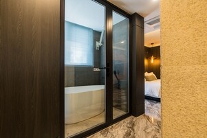Habitación Premium doble | Zona de estar | Una televisión de pantalla plana, Netflix, servicios de streaming