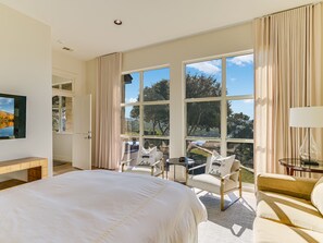 4 bedrooms, desk, iron/ironing board, travel crib