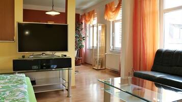 TV layar datar dan pemutar DVD