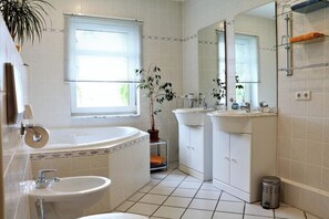 Bathtub, jetted tub, towels - Pension Jung (Leipzig)