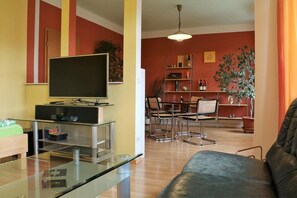 Family Room, Bathtub | Living area | Flat-screen TV, DVD player - Pension Jung (Leipzig)