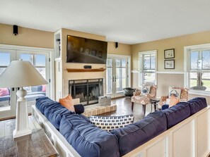 Smart TV, fireplace, DVD player, table tennis