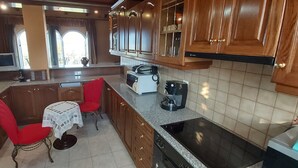 Kaffetrakter/tekoker, kjøleskap, mikrobølgeovn og oppvaskmaskin