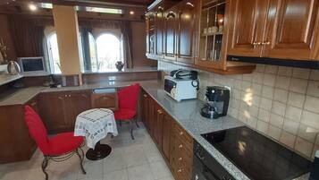 Fridge, microwave, dishwasher, coffee/tea maker