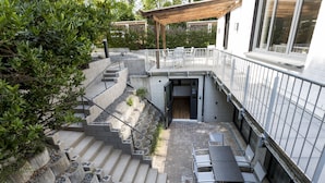 A patio area with outdoor seating, a staircase, and a covered section. - mk | monteurzimmer eschborn (Eschborn)